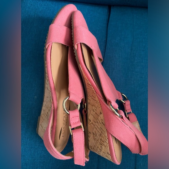 Aerosoles size 8 sandals Salmon Pink sandals. Velcro closure. GUC. 🦩🎀🌺 - Picture 2 of 12